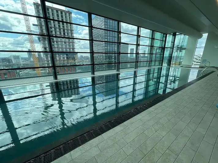 Manchester Luxury Living, 2-Bed Apartment with Pool & Gym - Image 1
