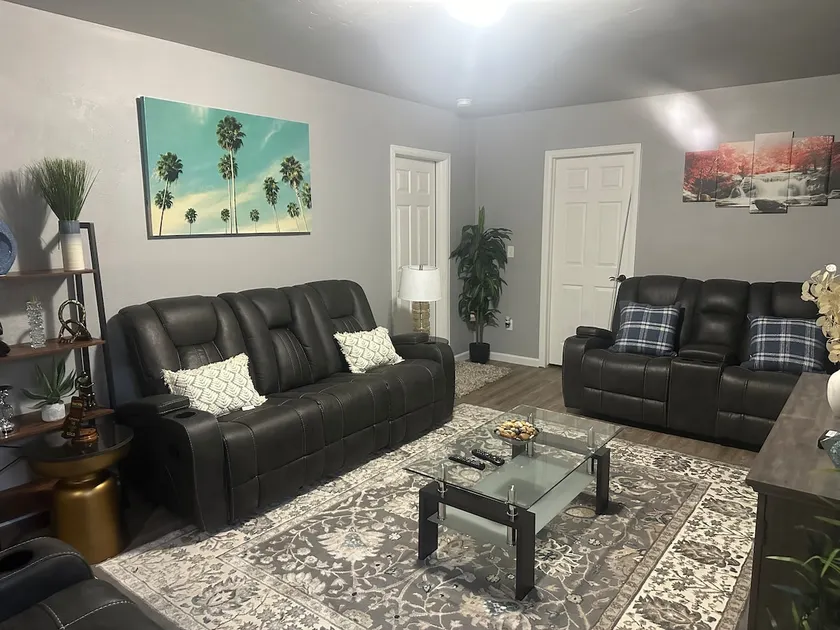 A newly executive basement apt - Image 1