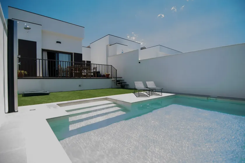 A villa with a private pool and garden - Image 1