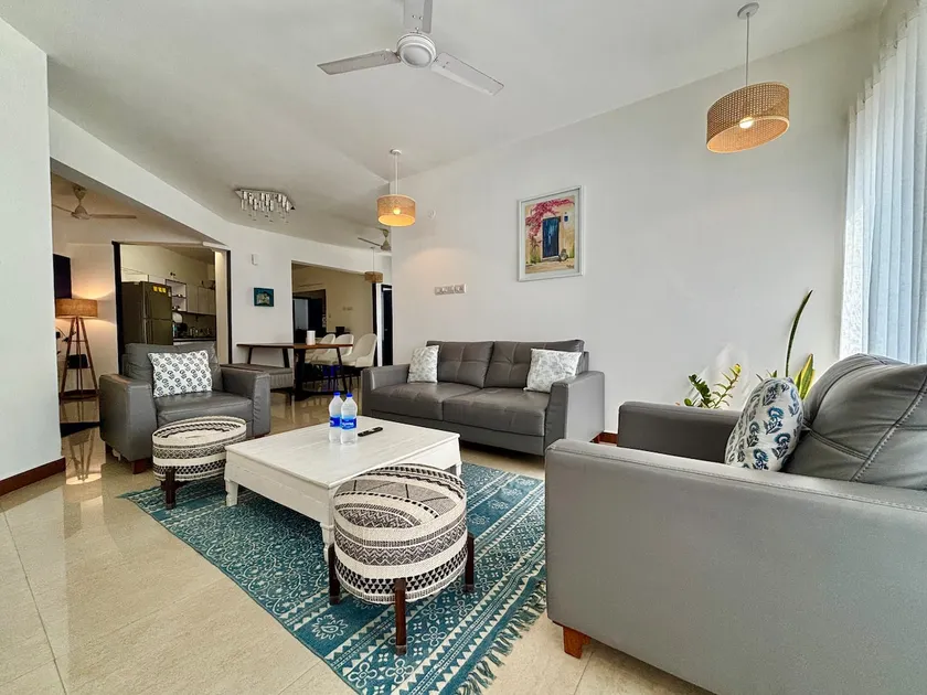 Spacious Waterfront 3BR Apt - Image 1