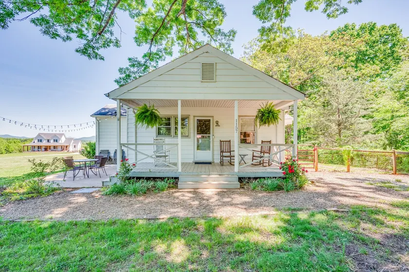 Redwing Farm Cottage - Mountain Views and Firepit! - Image 1