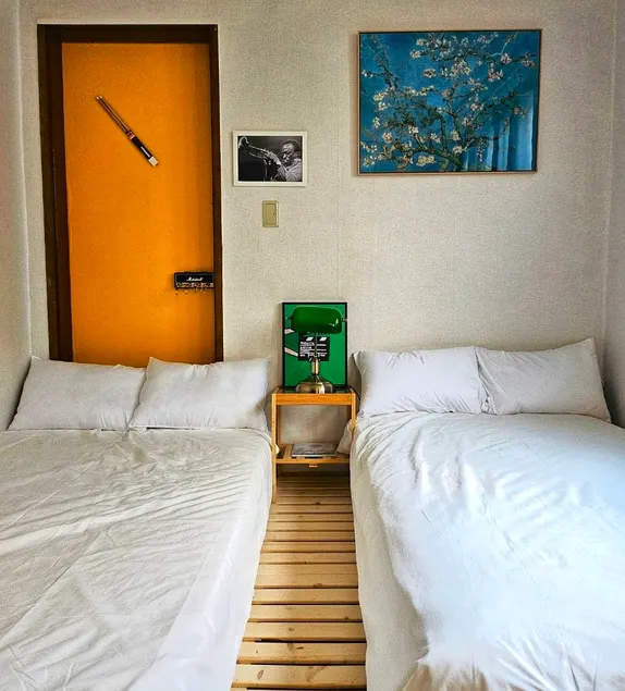 Charlie's Airbnb Factory Netflix/Gyeongbokgung Palace/Mangwon/Hongdae/Itaewon/Myeongdong/Jongno/Euljiro/Yeonnam/Gangnam/Jamsil - Image 1