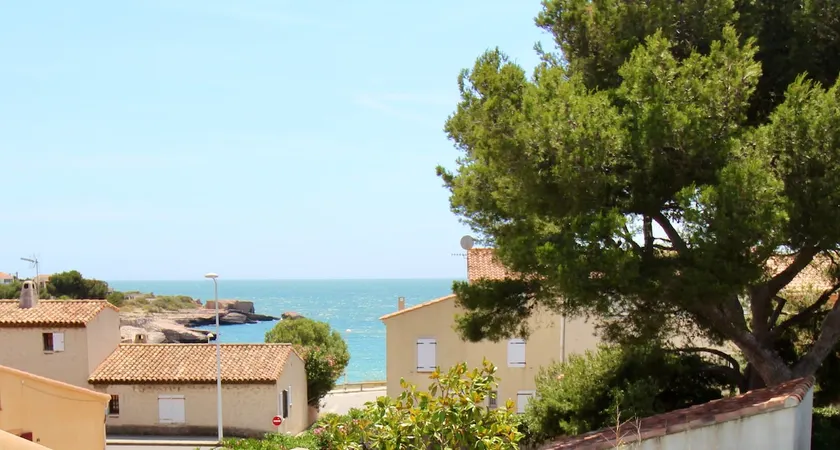 100 m from the beach - sleeps 8 - Image 1