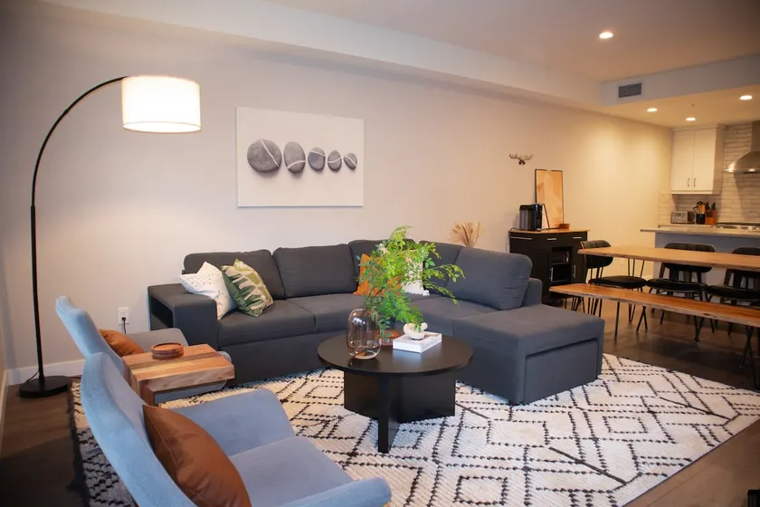 Chic Suite w/ Hot Tub & Mountain Views - Image 1