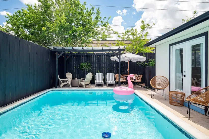 Poolside Tropical Cottage•Asiantown|Westchase - Image 1