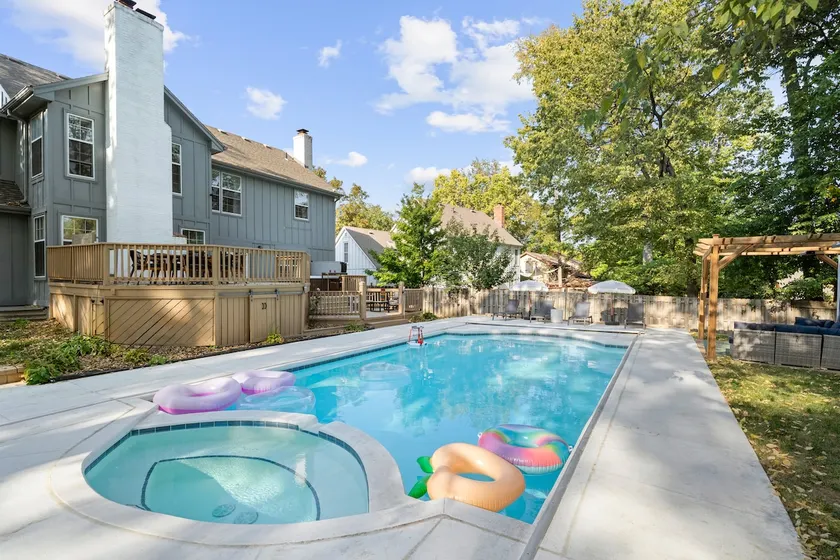Big Pool, Hot Tub & Gym at Spacious 5 Bedroom Home - Image 1
