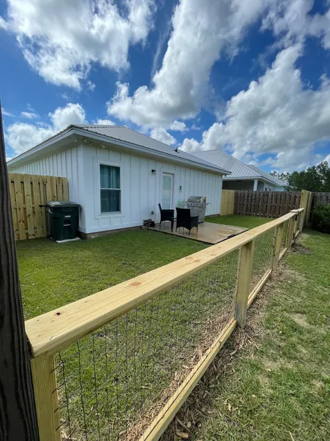 Coast of Alabama House () Fenced-Yard () - Image 1