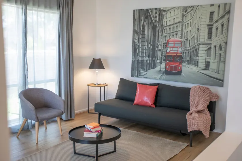 Huge family home 20 min to airport/close to shops - Image 1