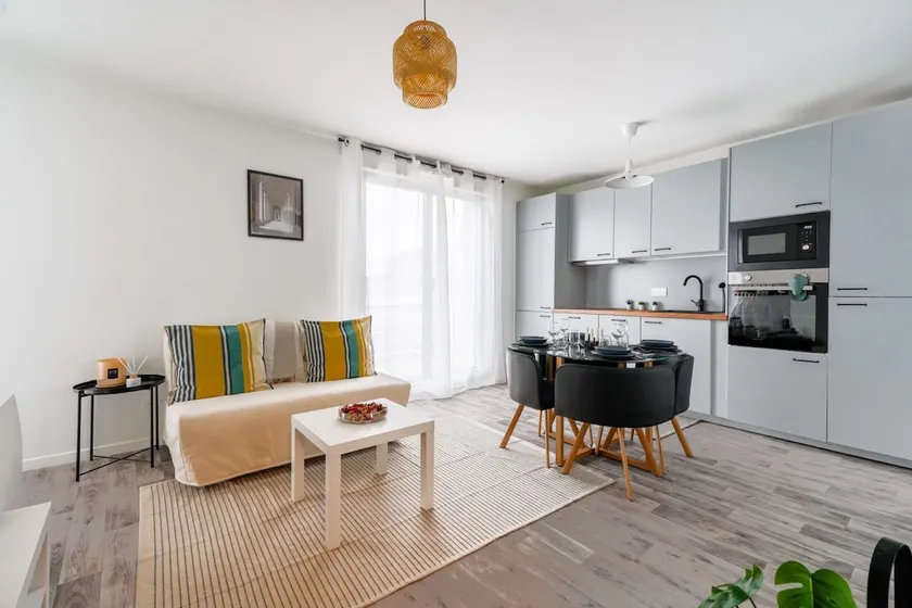 Elegant Stay in Clamart - Image 1