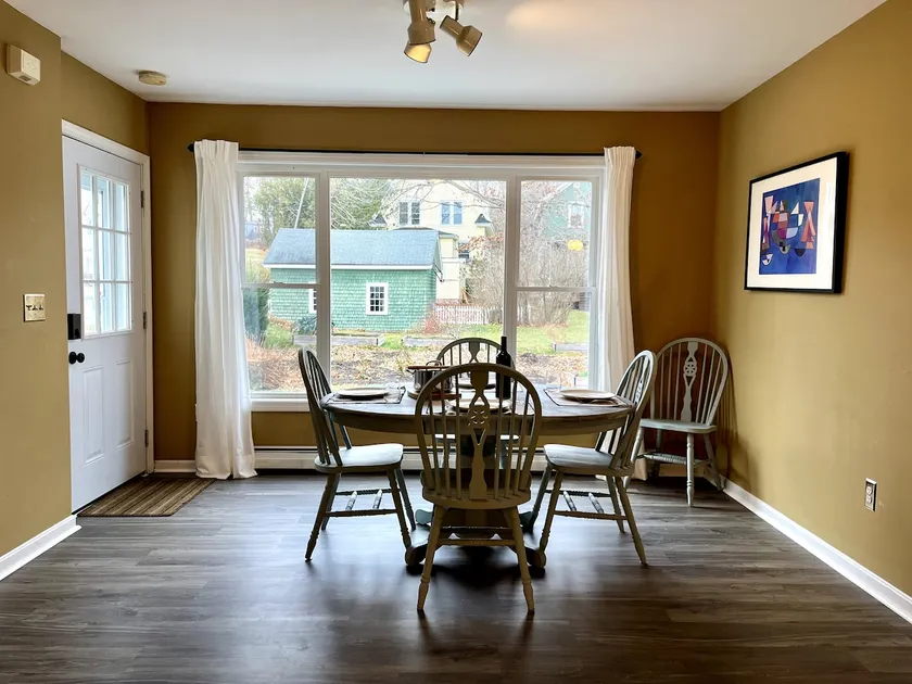 Charming New England Apartment - Image 1