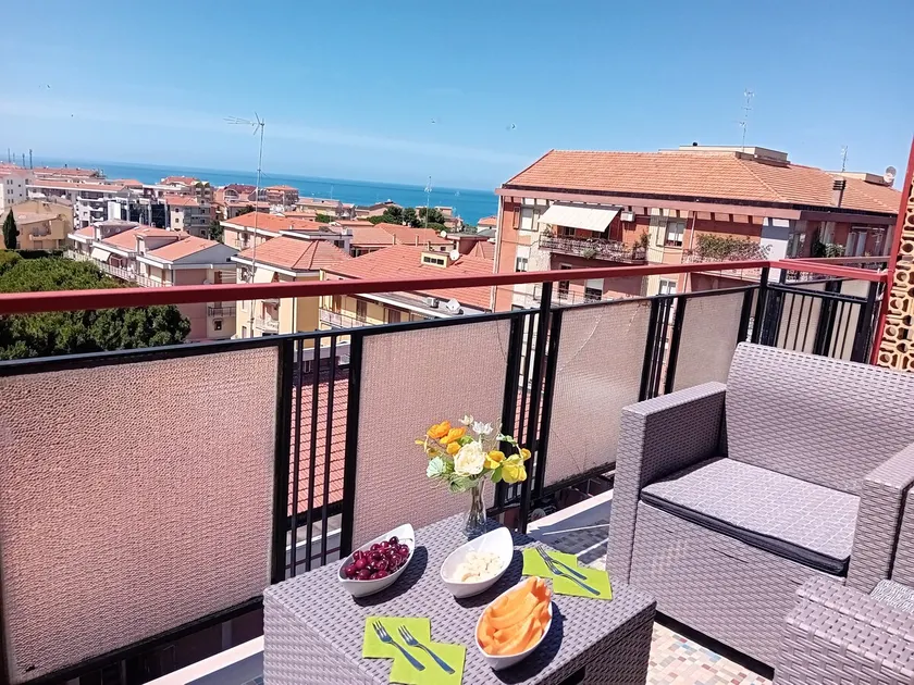 Centrally located house with sea view - Image 1