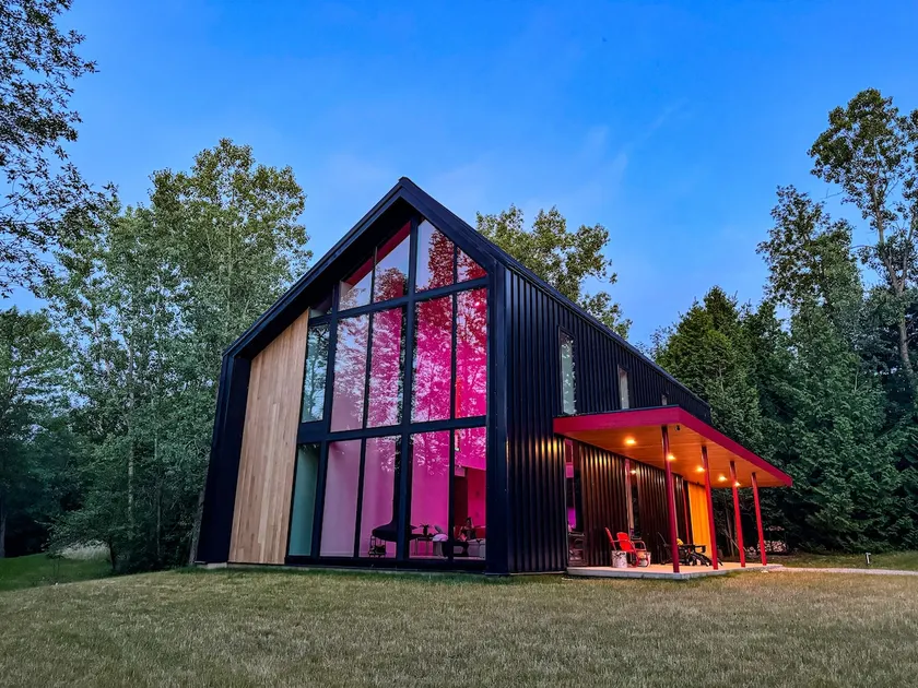 Riverside Retreat: Where Nature & Luxury Meet - Image 1