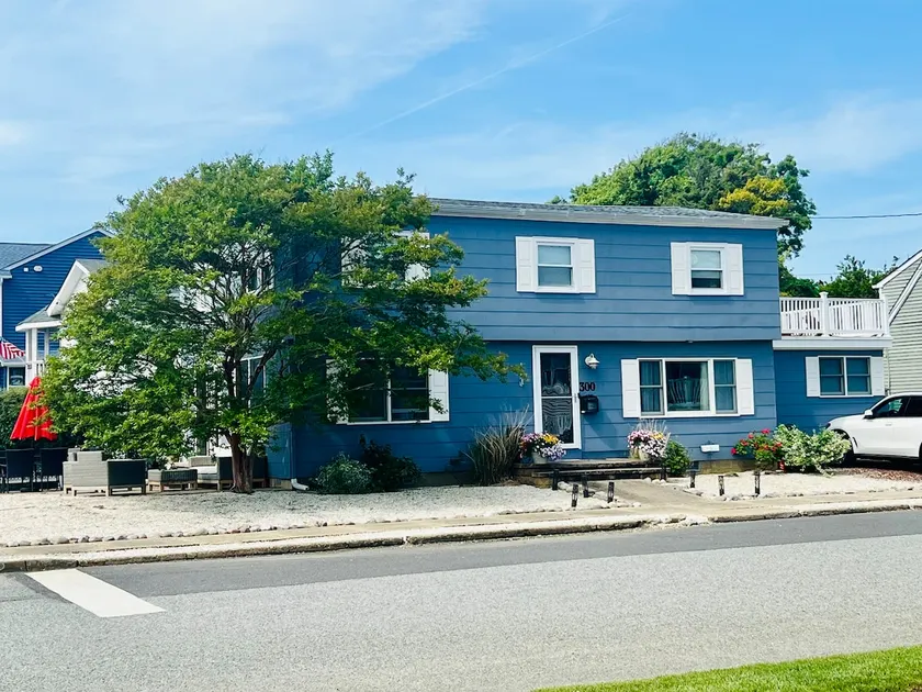 Beautiful Bayfront w/ Heated Pool & Dock.  6 Bedrooms, all w/ Ensuite Bathrooms. - Image 1