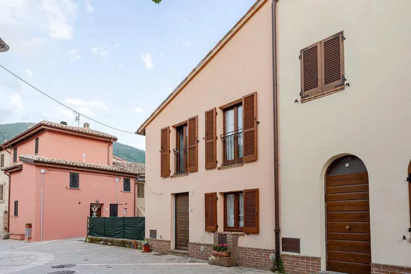 Filocase Pink Village House - Image 1