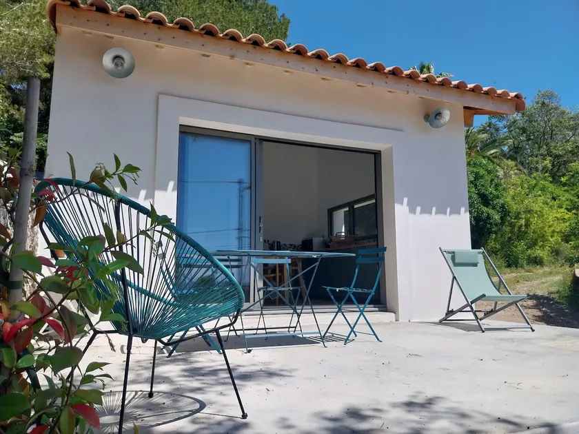 Small charming house with sea view - Image 1