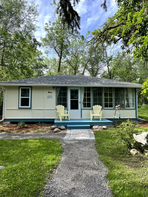 Historic Winnipeg Beach Cottage - Image 1