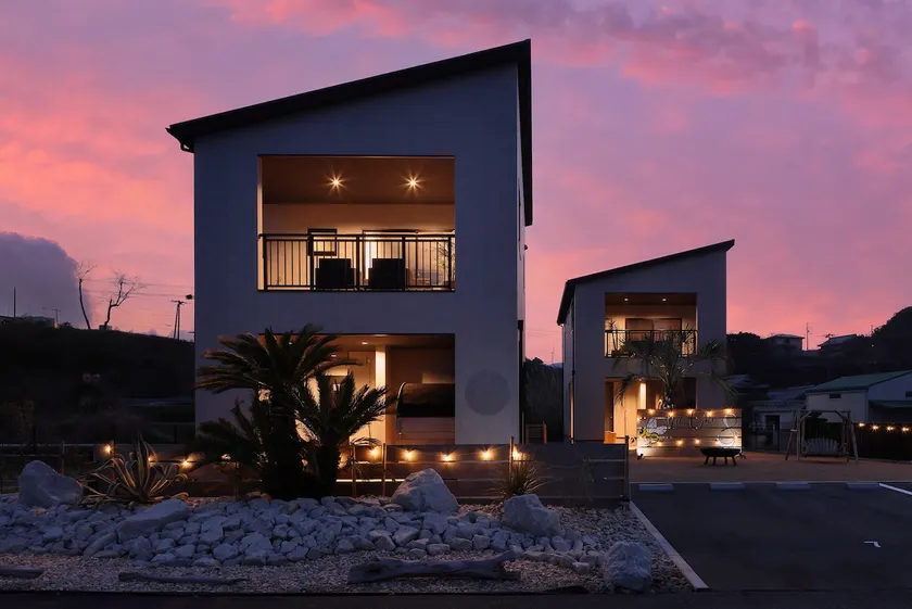 Small dogs welcome | 30-second walk from the sea, a villa with a superb ocean view and private sauna - Image 1