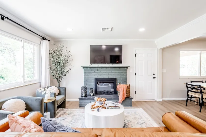 Spacious 3B Ranch by Mercy Anderson, 15 min to DT - Image 1