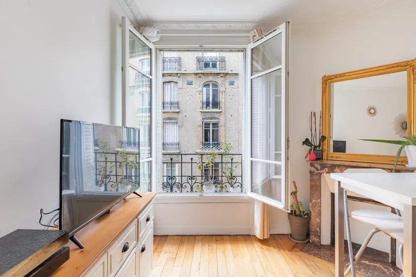 Cozy 3-room apartment on the outskirts of Paris - Image 1