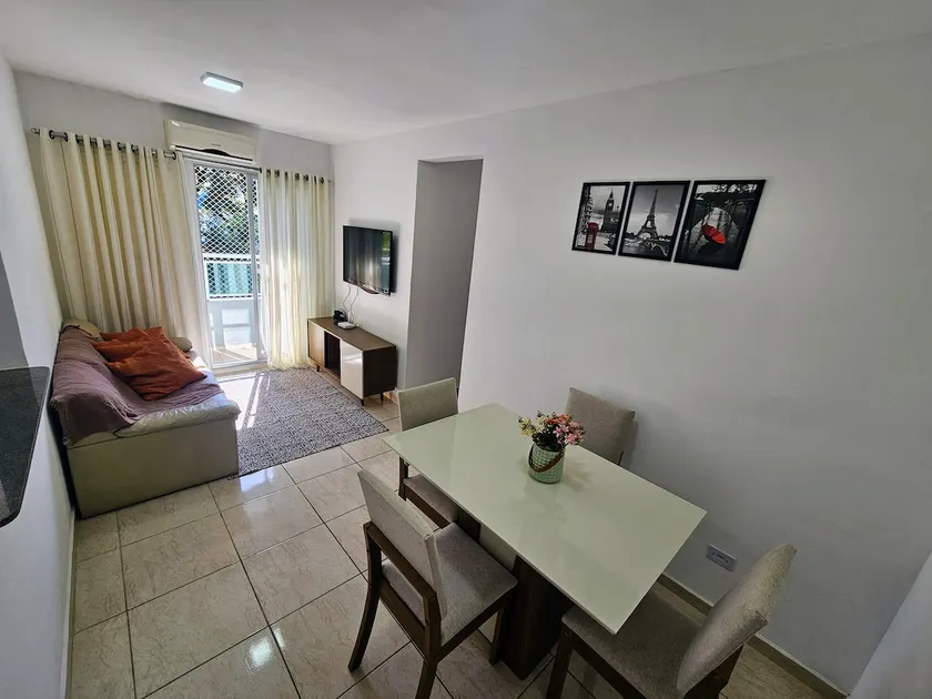 3 Bedroom Apartment with Air Conditioning and Full Kitchen - Image 1