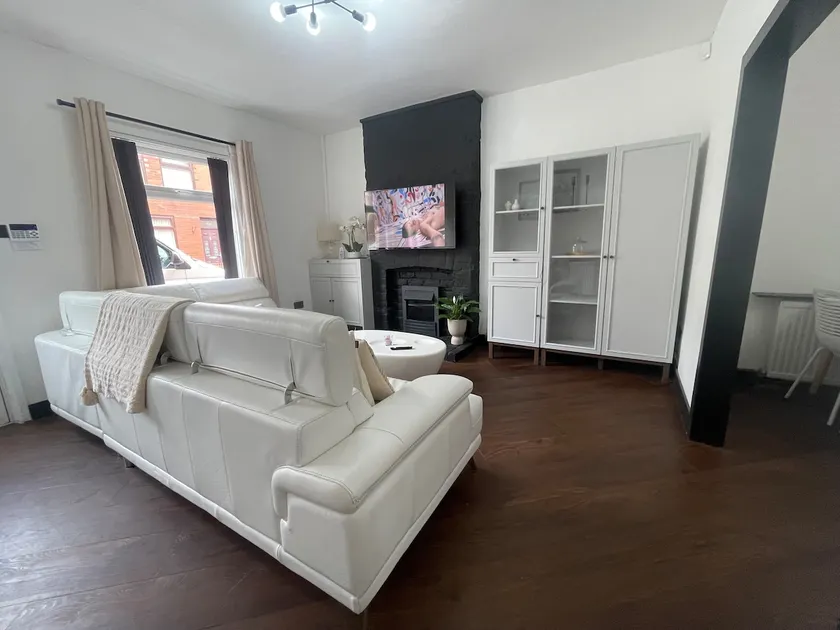Slick Space for a Standish Stay - Image 1