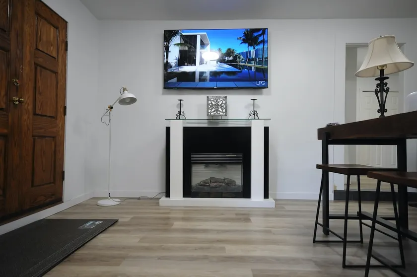 Modern Guest home In North Vancouver - Image 1