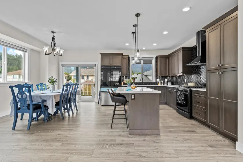 Modern, bright w/mountain views - Image 1