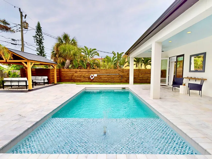 HARDING HAVEN Spacious pool home one block to the beach - Image 1