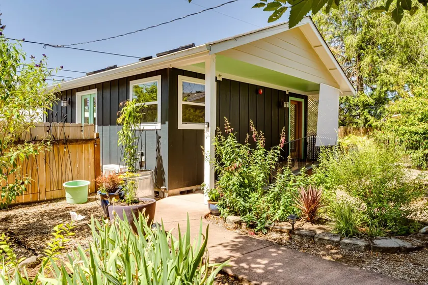 Amazon Area Backyard ADU With Private Entrance - Image 1