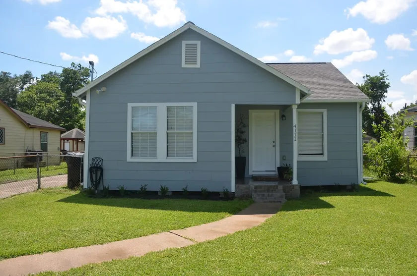 Modern Houston Bungalow. - Image 1