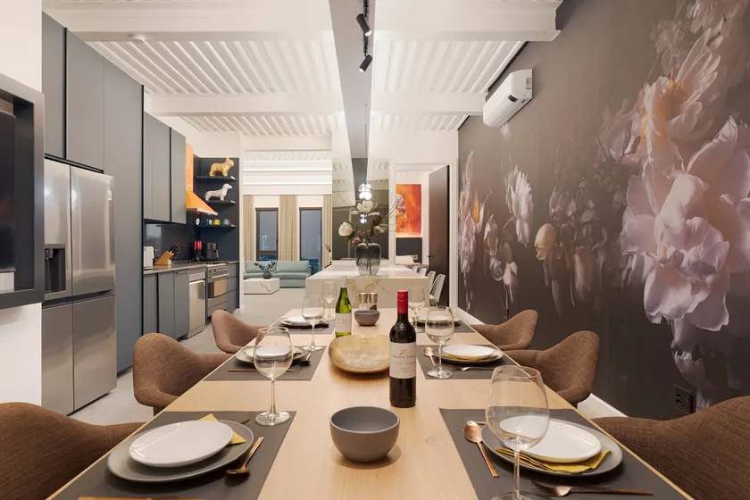 Opulent 3-Bedroom Luxury for 6 in City Center - Image 1