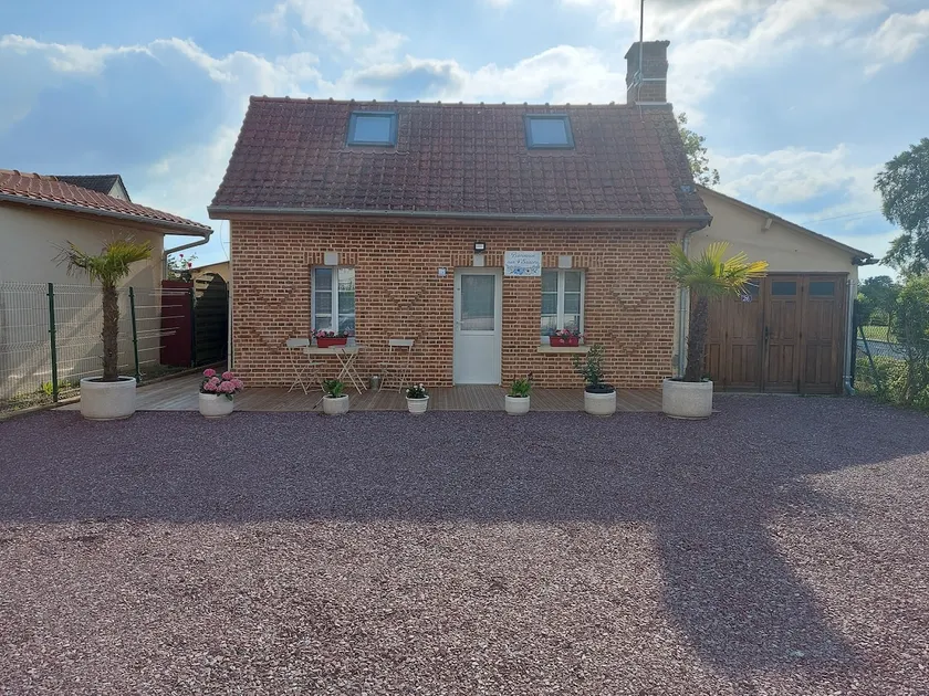 Country house and garden - Image 1