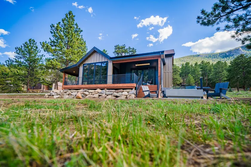 Luxe Walls of Glass! Firepit & Minutes to Park - Image 1