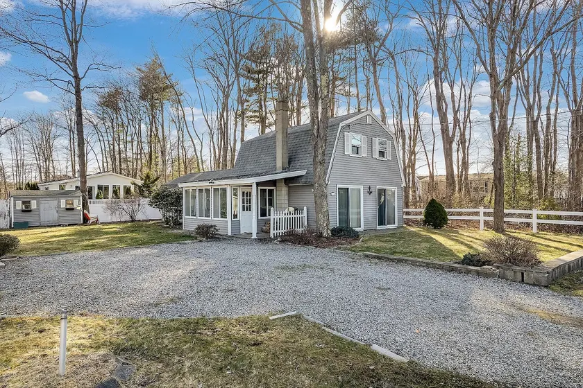 Sleeps 10, 1.1 mi. to Beach, Fully Renovated 2025 - Image 1