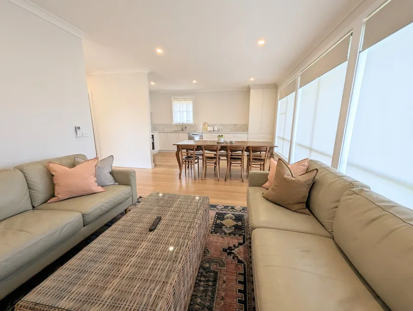 Newly renovated 4 mins from beach and main street - Image 1