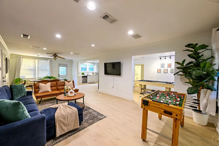 6 beds in comfy midcity cottage - Image 1