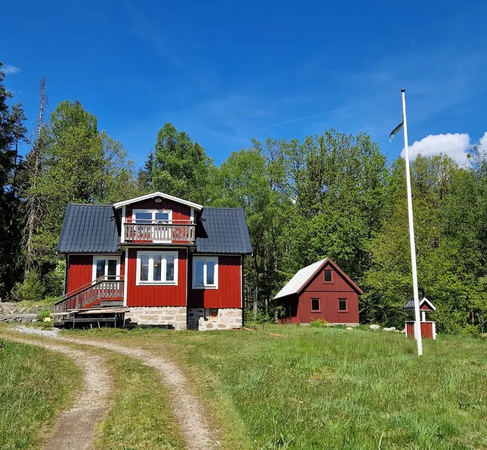 Cottage with lake and sauna - Image 1