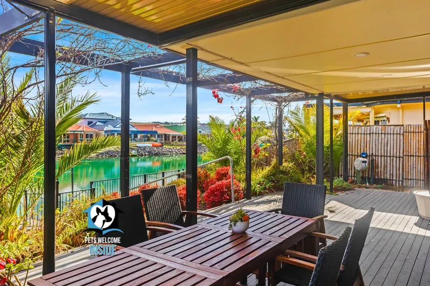 Contemporary Lakeside Stunner 3 bedrooms and jetty - Image 1