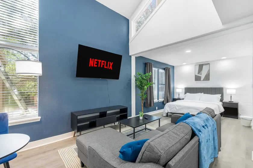 6 Min to Love Field – Cozy 2BR with Parking - Image 1