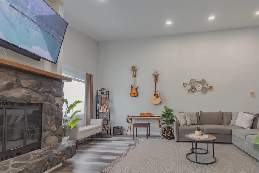 Modern Upstairs Apartment Near Airport/Trails #B - Image 1