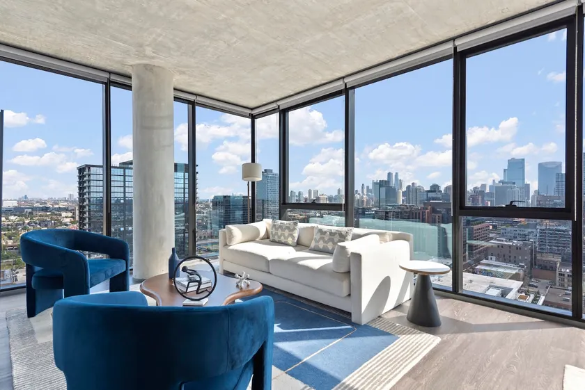 Top-Floor Oasis: 2BR in Heart of Fulton Market - Image 1