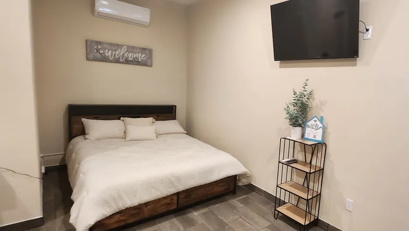 Newly renovated studio private entrance for 2. - Image 1