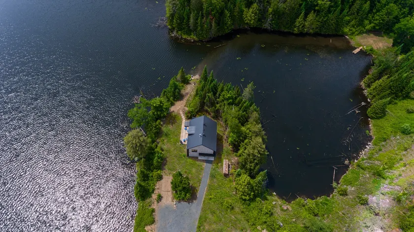 Luxurious Aube Cottage – Waterfront, Hot Tub, Fireplace! - Image 1
