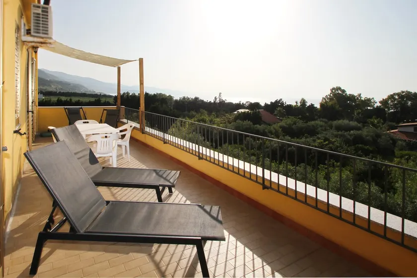 Anna's Garden with Private Beach Access - Image 1