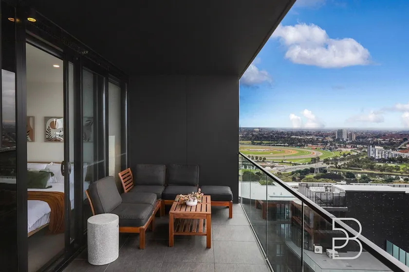 30% off Luxury Penhouse City View 2BR Pool & Gym - Image 1