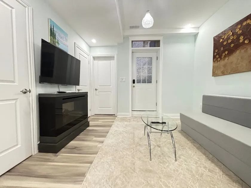 Chic Basement Apartment with separate entrance - Image 1