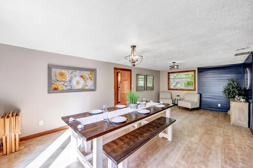 Spacious 5 Bedroom Home & Hot Tub, by Shawano Lake - Image 1