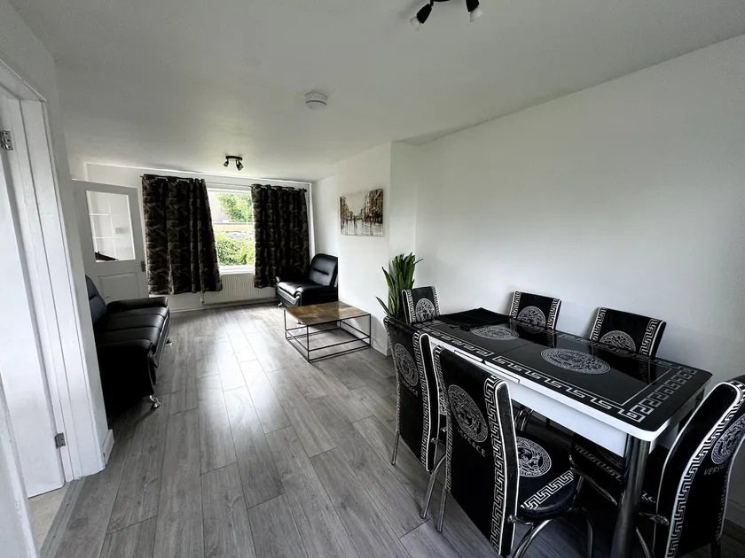 3-Bedroom Cosy Reading House - Image 1