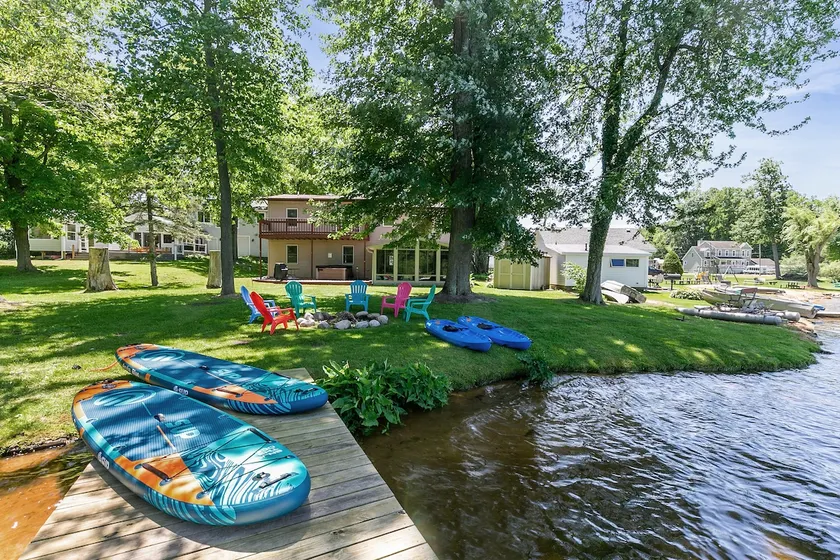 Lake Front, Kayaks, Hot Tub, Firepit, Game Rooms - Image 1