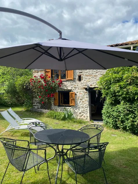 Cozy house with enclosed garden - Image 1